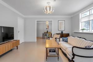Spacious and Central Apartment - 3 Bedrooms
