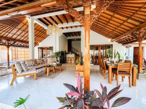 Inyoni Toucan Villa - BEST location in Seminyak.