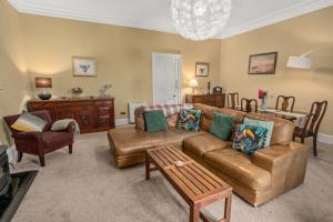 Panoramic Sea Views - Stunning 3BD Apt & Balcony