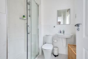 Tranquil 4-Bed Oasis Modern Chic House