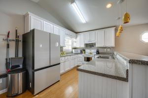 Lakefront Eatonton Getaway with Dock and Grill!