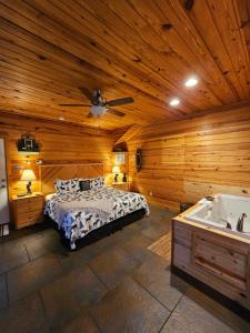 5 Min Beaver Lake King Bed Fire Pit Jetted Tub #1 - 4hvězdičkové hotely ve městě Eureka Springs