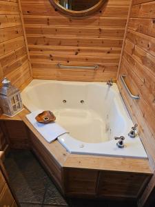 NEW!! King BedJetted Tub5 min to Beaver Lake #4