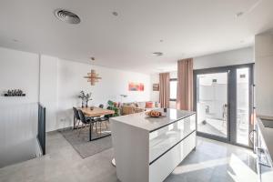 Deluxe house with roof terrace and pool