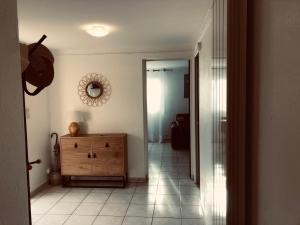 Votre séjour à Sanary DANS BAS DE VILLA avec 1 terrasse végétalisée et abritée exposition Est Sud Ouest à 400m du Centre ville en zone piétonne où tout peut se faire à pied