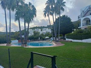 BAJO CON JARDIN PRIVADO Y PISCINA - Font Nova