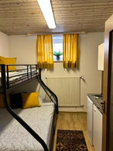 Ideales Monteurzimmer für bis zu 2 Personen in bester Lage l 1 Minute zum Bahnhof l Innenstadtnähe l Küche l Free-WLAN l Willkommen im Hallo!-Apartment 1