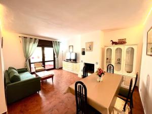Puerto Banus -4 till 8 persons - Parking - Beach at 100m