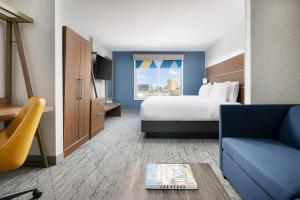 King Suite room in Holiday Inn Express Las Vegas South an IHG Hotel