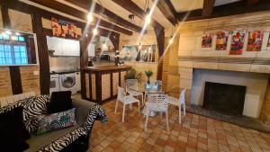 Maisons de vacances HYPER HYPER CENTRE MAISON ENTIERE DE 150 m2 QUARTIER HISTORIQUE DE TOURS a 25 metres DE LA CELEBRE PLACE PLUMEREAU pour 2 a 7 Personnes : photos des chambres