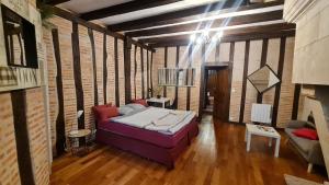 Maisons de vacances HYPER HYPER CENTRE MAISON ENTIERE DE 150 m2 QUARTIER HISTORIQUE DE TOURS a 25 metres DE LA CELEBRE PLACE PLUMEREAU pour 2 a 7 Personnes : photos des chambres