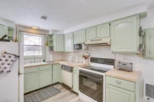 Riverfront Topsham Home about 28 Mi to Portland!