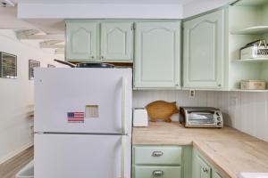 Riverfront Topsham Home about 28 Mi to Portland!