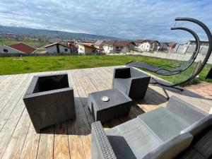 Garsonierǎ la curte si ciubǎr extracost