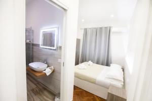 Double Room with Private Bathroom room in Hall inn B&B in Naples