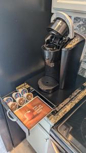 "King Bed Oasis" Steps to Pool, Jacuzzi, minutes to Disney