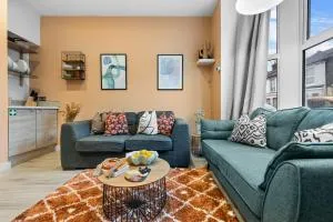 EASTER SPECIAL OFFER!! Spacious & Stylish 3-BR House, Central Portsmouth Sleeps 6, Parking - by Blue Puffin Stays - Cosham