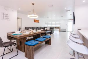 WALK to Hollywood Beach Spectacular 5BR and 5BA Villa