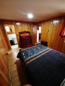 habitación con cama matrimonial, baño privado y cocina compartida