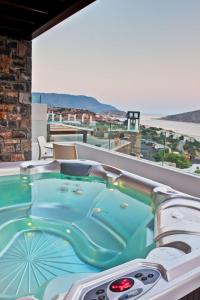 Deluxe Room with Jacuzzi and Sea View