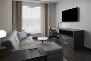 One-Bedroom Queen Suite with Adapted Tub - Mobility Accessible room in Residence Inn By Marriott Jacksonville-Mayo Clinic Area