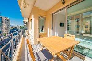 Wdf one bedroom 1 min walk to Martinez hotel