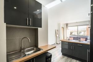 Wdf one bedroom 1 min walk to Martinez hotel