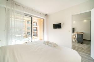 Wdf one bedroom 1 min walk to Martinez hotel
