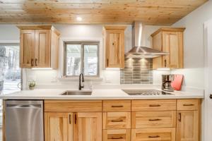 Deck and Fire Pit Modern Munds Park Retreat!