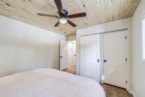 Deck and Fire Pit Modern Munds Park Retreat!