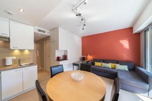 Brand new one bedroom 2min walk to Carlton hotel