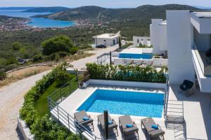 Holiday house with a swimming pool Vinisce, Trogir - 22073