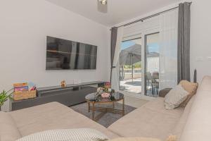 Holiday house with a swimming pool Vodice - 21991