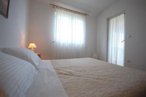 Apartments with parking space Kremenici, Krk - 22269