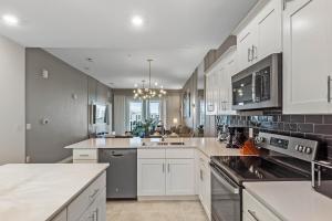 2 Bedrooms 2 Bathrooms Storey Lake 3150-404 Pc