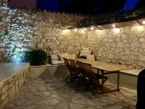 Maisons de vacances Maison en pierre avec piscine, 6 couchages, situee au coeur de Mallemort, Provence. - FR-1-658-25 : photos des chambres