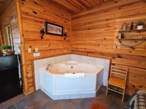 NEW!!King BedJetted Tub5 min to Beaver Lake #2