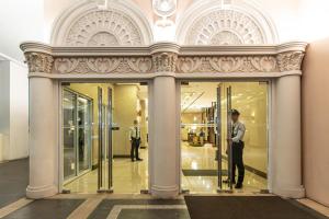 Luxury Condo at Venice Mall near Airport, BGC & Makati