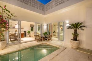 Tropical 2BR Villa at Berawa Canggu I Pool I Enclosed living room