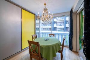 Beautiful one bedroom two minute walk to Carlton Hotel