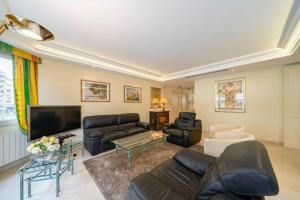Beautiful one bedroom two minute walk to Carlton Hotel