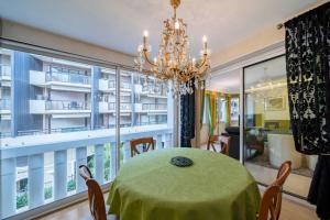 Beautiful one bedroom two minute walk to Carlton Hotel