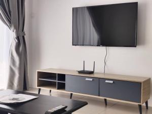 8Scape 2BR New Big Pool Retreat Netflix By STAY