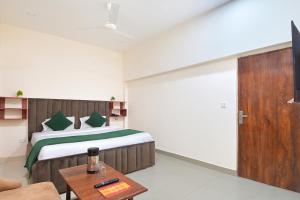 Hotel Chowdhry-New Delhi Railway Station-2 minutes walk
