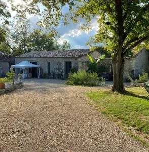 Maison de Vacances avec Piscine Privée en Dordogne - Monmarvès