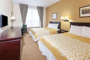 Queen Room with Two Queen Beds - Smoking room in Days Inn & Suites by Wyndham Tucker/Northlake
