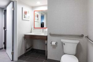 King Room with Roll-In Shower - Mobility Access/Non-Smoking room in Hampton Inn Athens