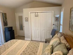 Tranquil studio apartment with lake views - Parrish