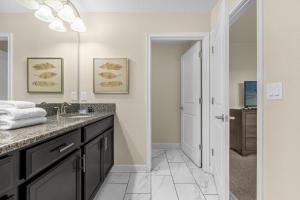 5 Bedrooms 4 Bathrooms Storey Lake 4806 Cs