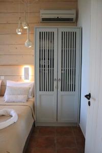 Bungalow with Sea View room in Auberge Kalopetri